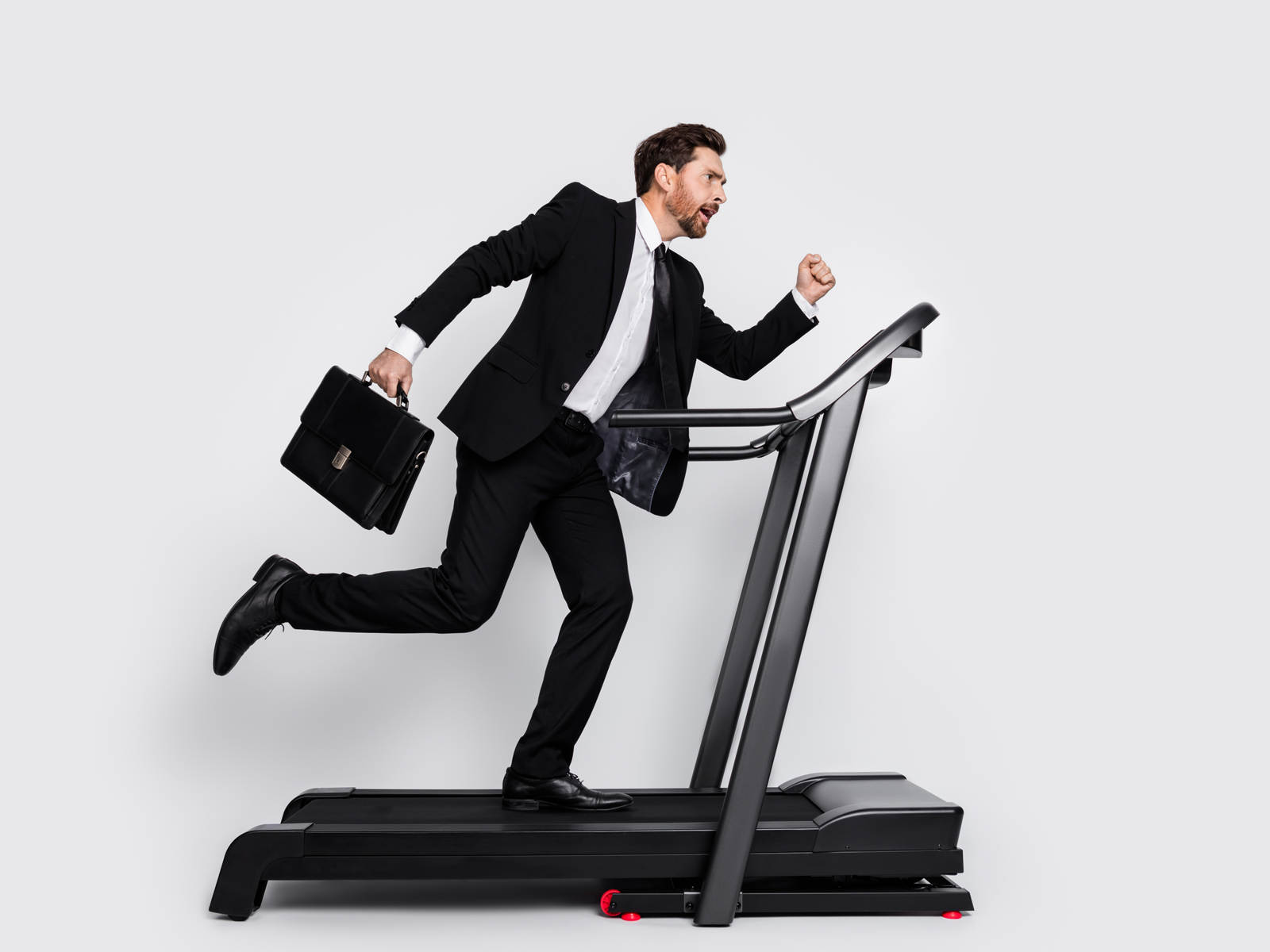 Homme d'affaires courant sur tapis roulant - concept d'activité physique adaptée au mode de vie