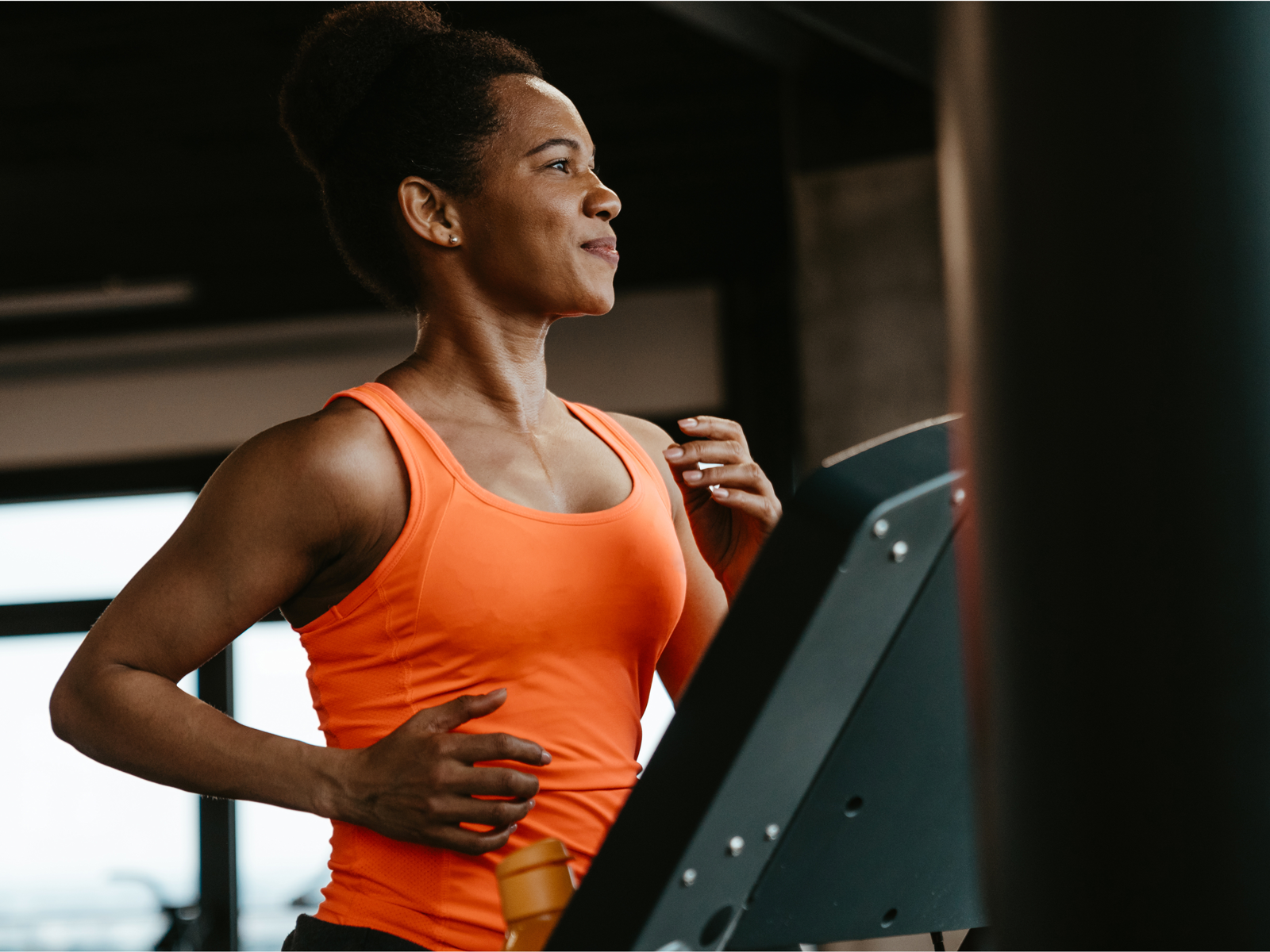 Femme en plein entraînement cardio sur tapis roulant - bienfaits santé