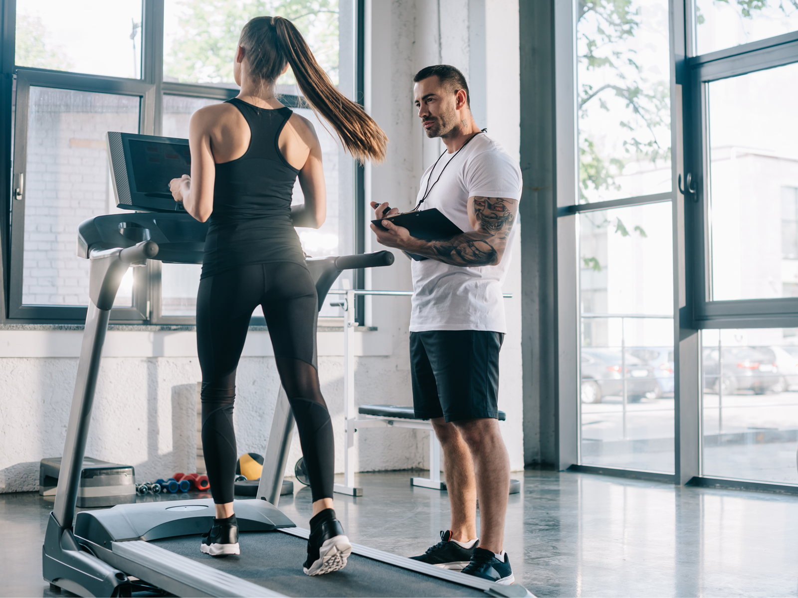 Séance d'entraînement supervisée sur tapis roulant avec coach personnel